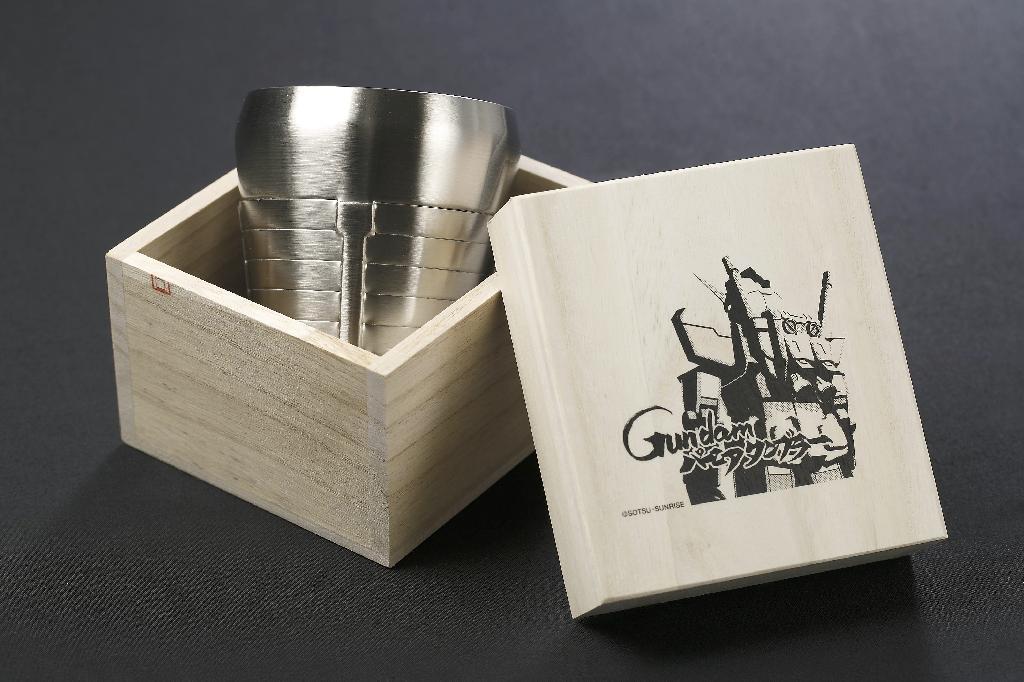 大河原邦男氏のオリジナルイラストが描かれた桐箱入りの「Gundamバーニアタンブラー」（C)創通・サンライズ