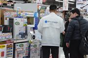 空気清浄機売り場で「ブルーエア」の説明を聞く買い物客ら＝東京都千代田区のヨドバシカメラマルチメディアＡｋｉｂａ
