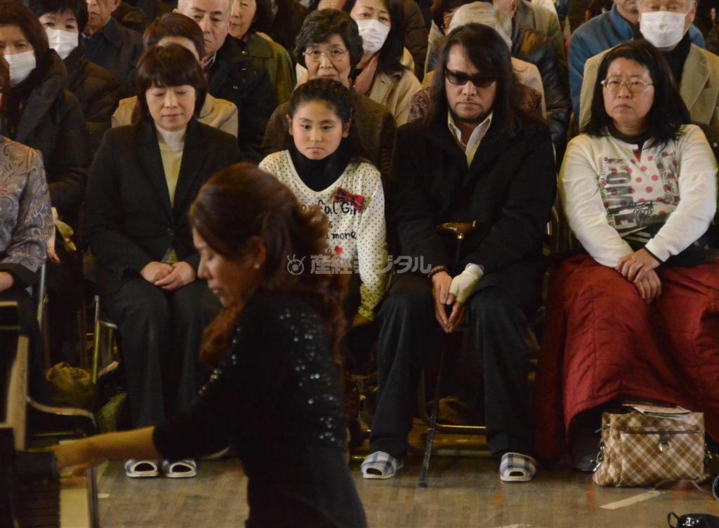 ２０１３年３月１０日、宮城県石巻市の市立湊小学校で開かれた演奏会に出席した佐村河内守（さむらごうち・まもる）氏（右から２人目）。被災地のための鎮魂曲が、初披露された（地主明世撮影）