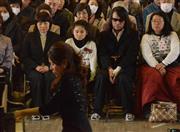 ２０１３年３月１０日、宮城県石巻市の市立湊小学校で開かれた演奏会に出席した佐村河内守（さむらごうち・まもる）氏（右から２人目）。被災地のための鎮魂曲が、初披露された（地主明世撮影）