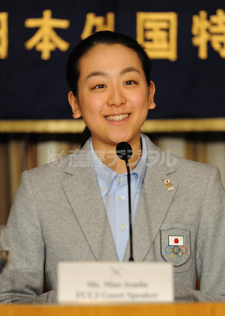 日本外国特派員協会で笑顔を見せて会見する浅田真央（まお）＝２０１４年２月２５日、東京都千代田区（寺河内美奈撮影）
