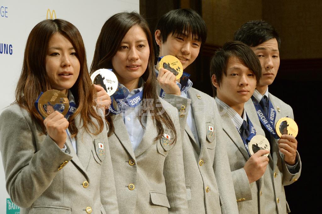 ソチ五輪日本選手団の帰国会見でメダルを掲げる（左から）小野塚彩那（あやな）、竹内智香（ともか）、羽生結弦（はにゅう・ゆづる）、平野歩夢（あゆむ）、平岡卓（たく）＝２０１４年２月２５日、東京都港区（北野浩之撮影）