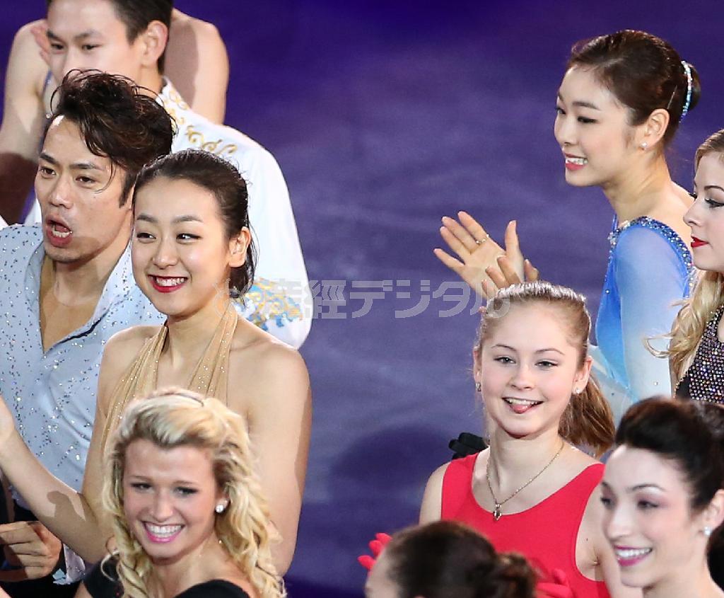 浅田真央（まお）と金妍児（キム・ヨナ）。エキシビションでの２人は微妙な距離を置いた＝２０１４年２月２２日、ロシア・ソチのアイスベルク・スケーティング・パレス（大里直也撮影）