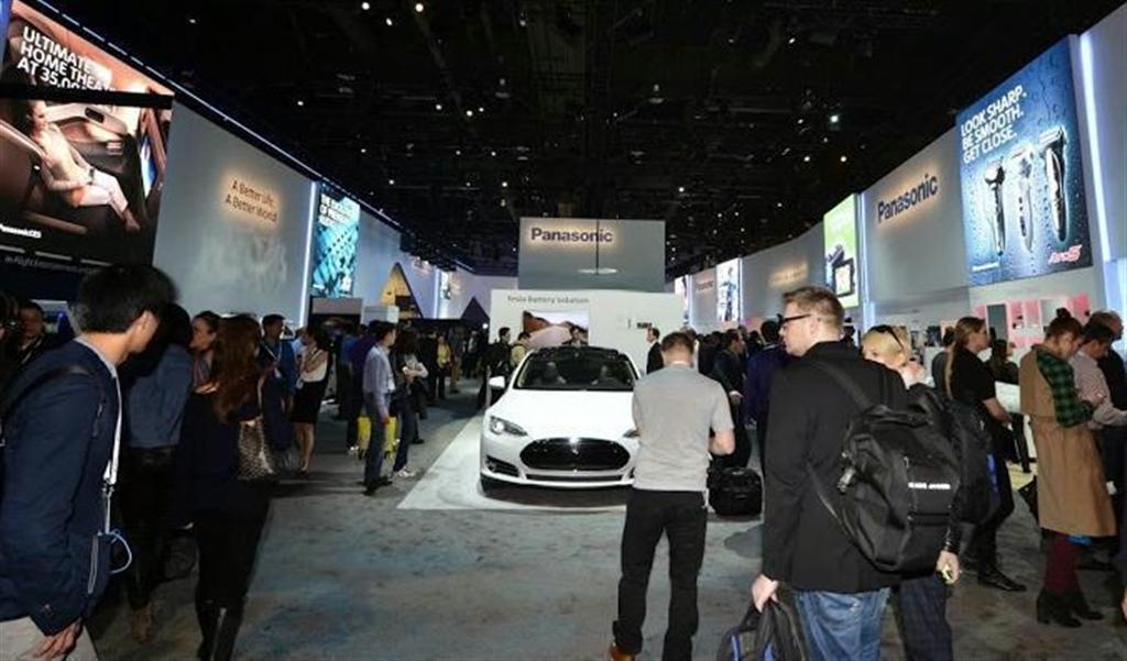 ＣＥＳのパナソニックブース。電気自動車を中央部に配すなど法人向けシフトを印象づけた＝米ラスベガス