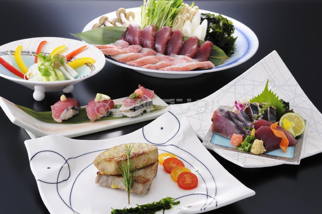 ３月から休暇村指宿で提供される「鹿児島プレミアム～旬の初鰹と桜鯛～」のコース。ハーフバイキングのシステムになっており、豊富な献立がそろうバイキングエリアの料理も食べられる