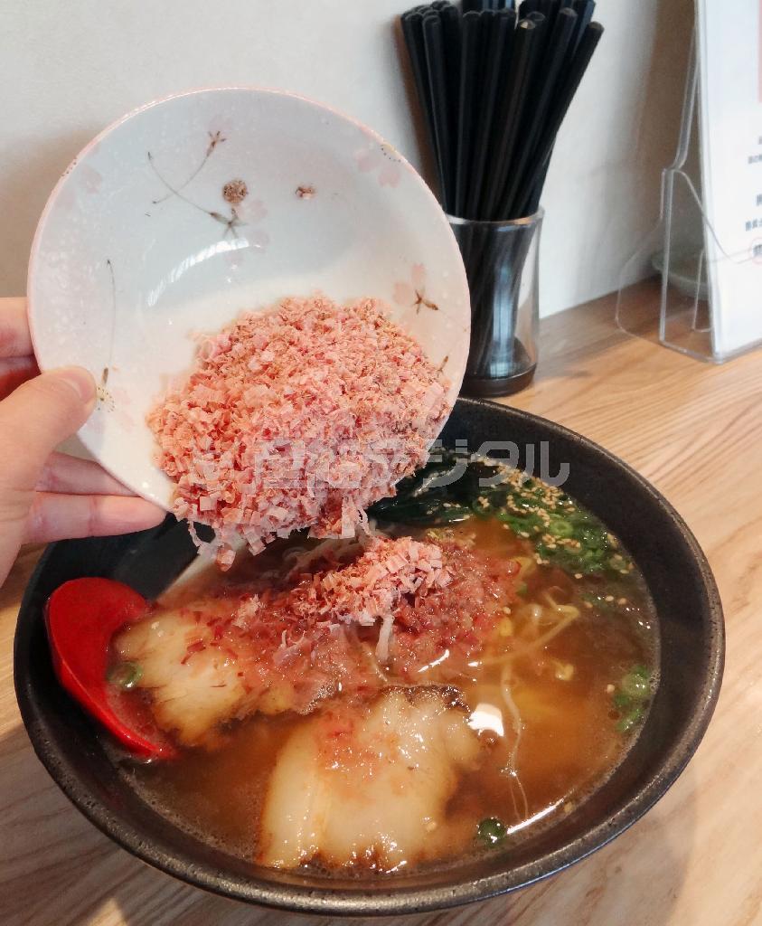指宿の人気ラーメン店「ラーメン二代目」では、最高級のかつお節を自分で削ってかけるご当地名物「超勝武士ラーメン」（８５０円）が食べられる＝２０１４年２月１９日、鹿児島県指宿市（今泉有美子撮影）