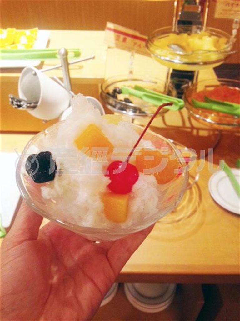 全国的に有名な氷菓子「シロクマ」は鹿児島発祥。休暇村指宿のバイキングでは、自分で氷を削って盛りつける“自分で作るシロクマ”が体験できる＝２０１４年２月１８日、鹿児島県指宿市（今泉有美子撮影）