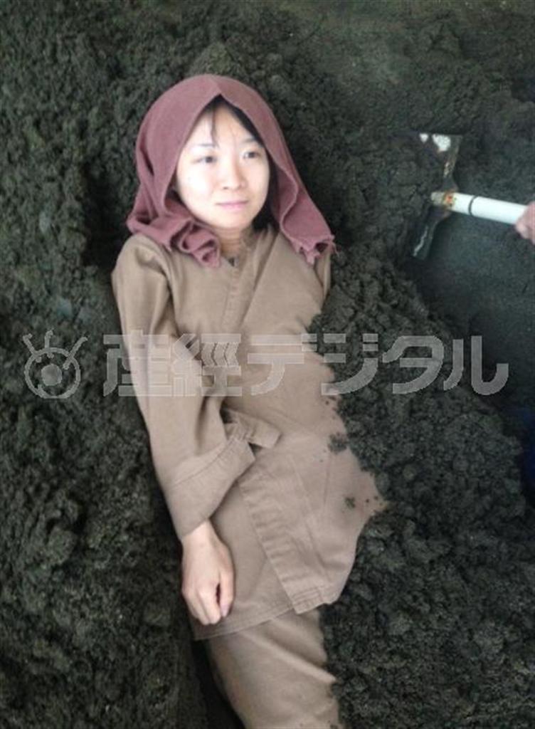 どきどきの砂蒸し風呂、記者も体験してみたが…＝２０１４年２月１８日、鹿児島県指宿市（提供写真）