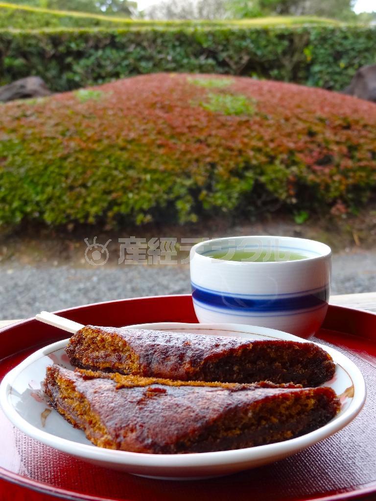 指宿の北、知覧の街には江戸時代の面影が残る。石垣に囲まれた武家屋敷が今も残り、お茶とお菓子で一休み（セットで１５０円）＝２０１４年２月１９日、鹿児島県南九州市