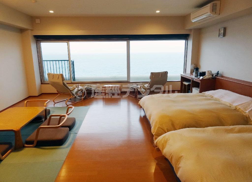広い窓から海を見渡せる休暇村の和洋室。２０１３年８月にリニューアルオープンを果たした＝２０１４年２月１８日、鹿児島県指宿市
