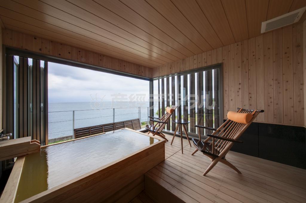 ２０１３年８月に完成した休暇村指宿の貸切半露天風呂「癒湯」＝鹿児島県指宿市