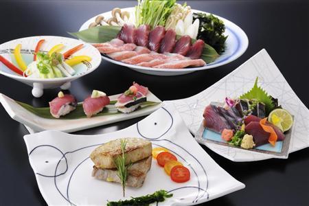 ３月から休暇村指宿で提供される「鹿児島プレミアム～旬の初鰹と桜鯛～」のコース。ハーフバイキングのシステムになっており、豊富な献立がそろうバイキングエリアの料理も食べられる