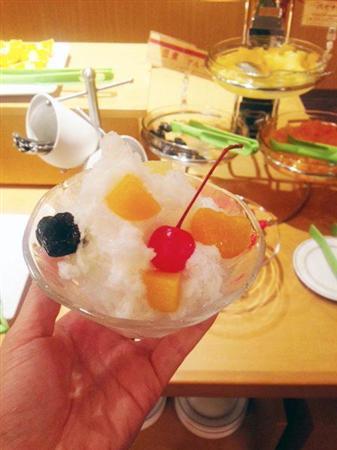 全国的に有名な氷菓子「シロクマ」は鹿児島発祥。休暇村指宿のバイキングでは、自分で氷を削って盛りつける“自分で作るシロクマ”が体験できる＝２０１４年２月１８日、鹿児島県指宿市（今泉有美子撮影）