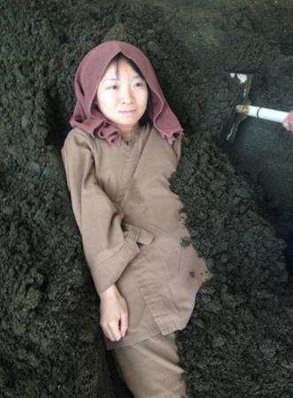 どきどきの砂蒸し風呂、記者も体験してみたが…＝２０１４年２月１８日、鹿児島県指宿市（提供写真）