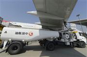 山西省にある太原武宿国際空港で、旅客機に航空燃料を補給する給油車両（中国新聞社）