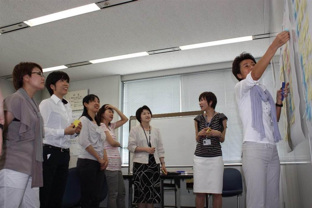 グンゼは「女性きらきらプロジェクト」の特別チームを結成、始動に向けて活発に議論した＝平成２５年、大阪市北区（同社提供）