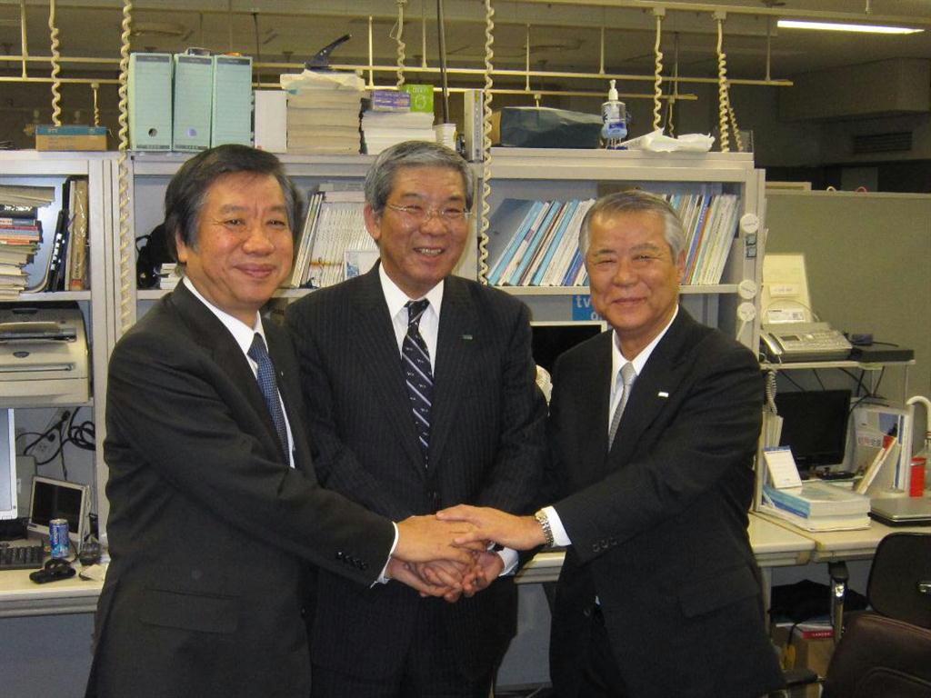 ＭＳ＆ＡＤ社長に内定した柄沢康喜氏（左）、現社長の江頭敏明氏（中）、会長に内定した鈴木久仁氏