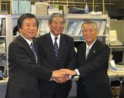 ＭＳ＆ＡＤ社長に内定した柄沢康喜氏（左）、現社長の江頭敏明氏（中）、会長に内定した鈴木久仁氏