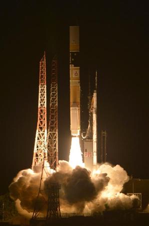 全球降水観測計画の主衛星を載せ、打ち上げられるＨ２Ａロケット２３号機＝２８日午前３時３７分、鹿児島県の種子島宇宙センター