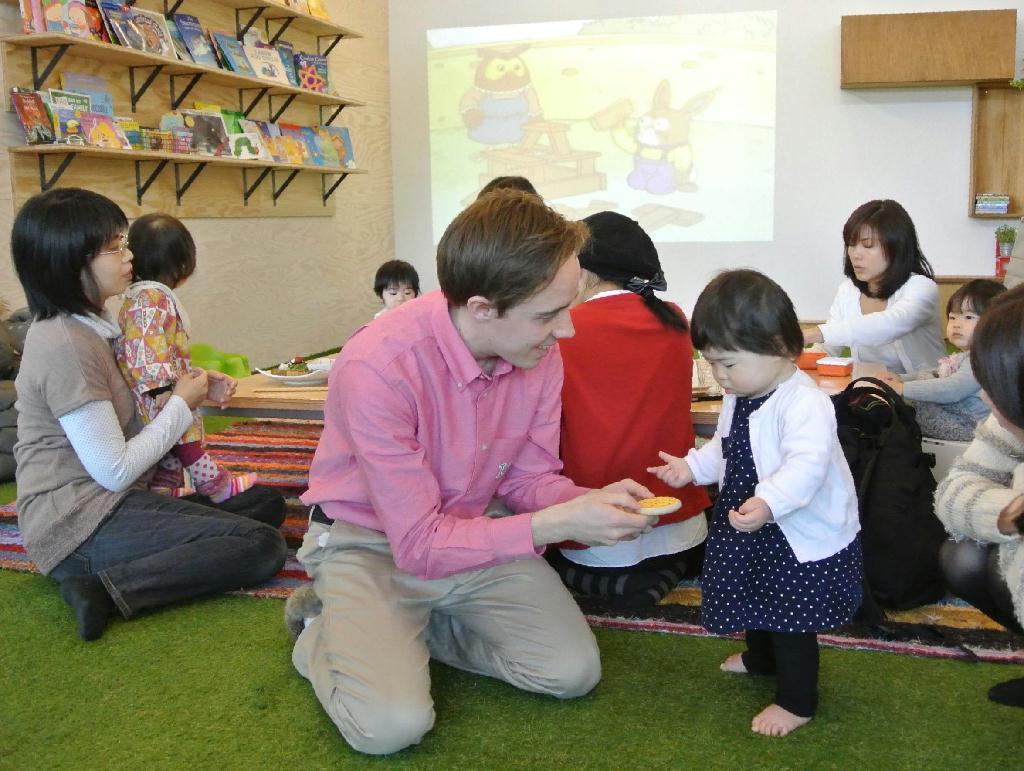 靴を脱いで入る「オーガニックカフェルル」では、テーブル席のほかに座卓もあり、動き回る赤ちゃんも安心＝東京都江東区