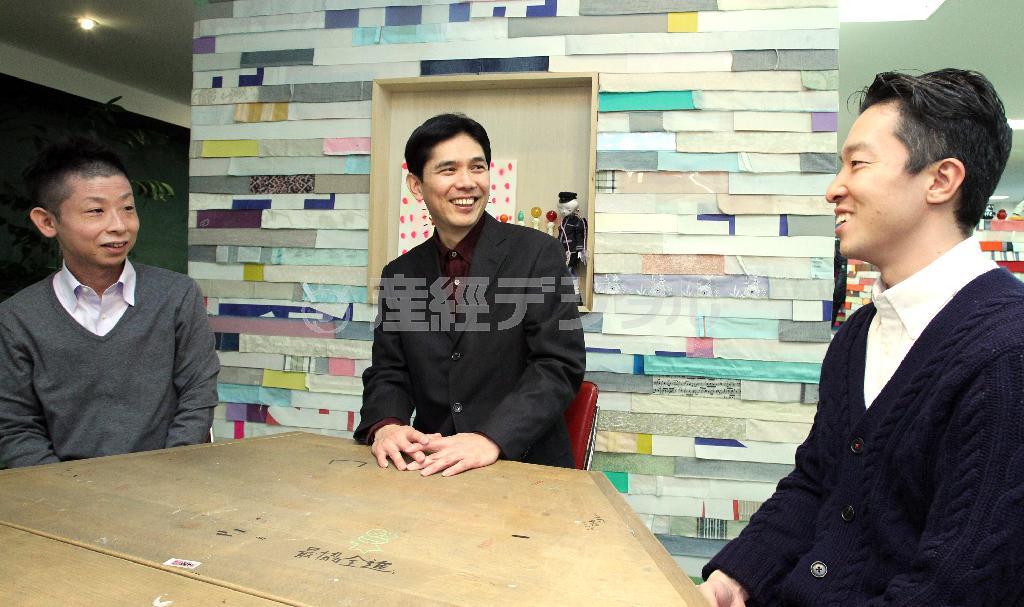 筒井啓介さん（左）、青山雄二さん（右）との鼎談（ていだん）は学習塾の古い机を利用したラウンドテーブルを囲んで行われた。テーブルは「合格するぞ！」などの落書きがそのまま残されている＝２０１４年２月１２日、東京都千代田区（宮崎裕士撮影）