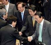 平成２６年度予算案が与党の賛成多数で可決、自民党の理事と握手を交わす（右手前から）麻生太郎副総理・財務金融相、麻生太郎副総理・財務金融相、太田昭宏国交相＝２８日午後（酒巻俊介撮影）