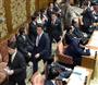 衆院予算委で、民主党は平成２６年度予算案の採決が行われることに反発。審議拒否して退席する長妻昭氏、岡田克也氏ら（左手前から）＝２８日午前（酒巻俊介撮影）