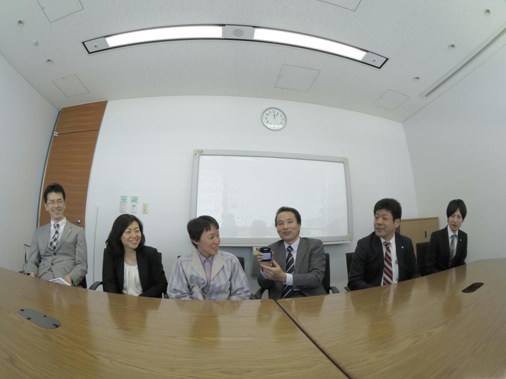 ｉＶＩＳｍｉｎｉの開発・販売にあたったメンバー。この写真は同製品で撮影しており、近距離からでも部屋の隅々まで収まる