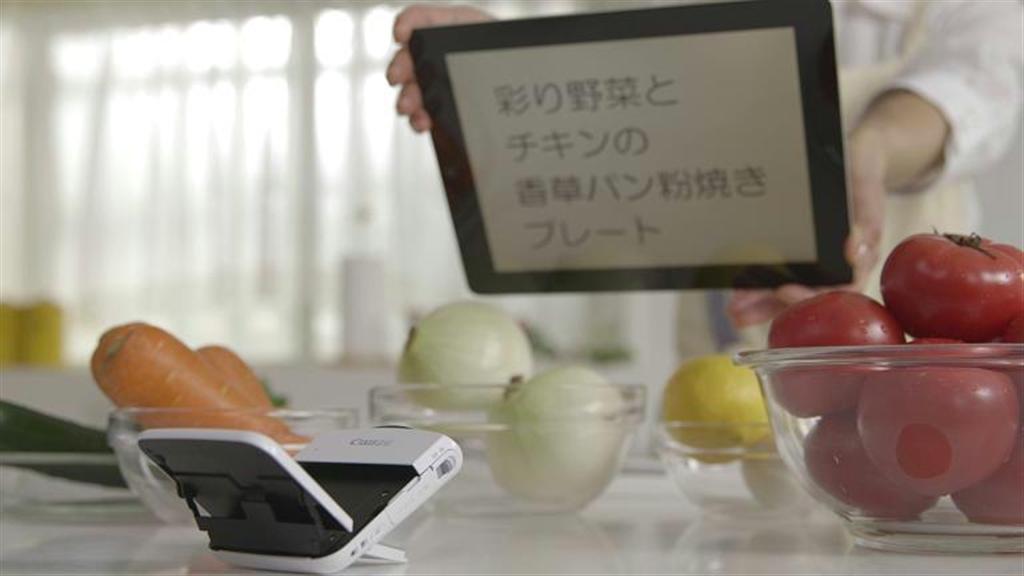 ｉＶＩＳｍｉｎｉの液晶画面を自分側に向ければ、映りを確認しながら撮影することが可能だ