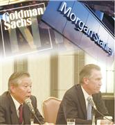 経営統合で会見する東京エレクトロンの東哲郎会長兼社長（左）。Ｍ＆Ａをめぐる助言会社の競争も激化している＝コラージュ、写真はロイター