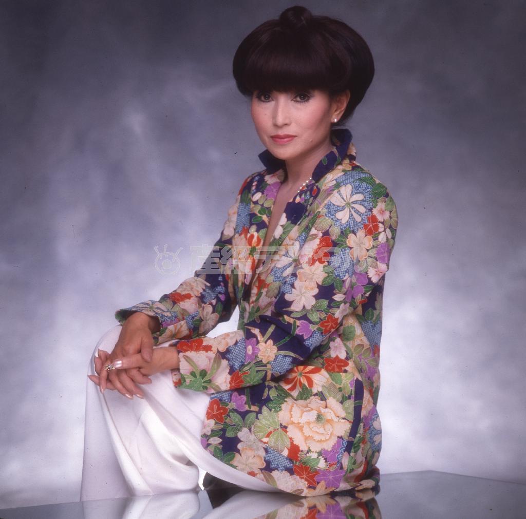 自宅に帰るとすぐ就寝するという。「成長ホルモンが分泌される」時間帯に睡眠をとり、午前２時ごろに起床という生活リズムを明かした黒柳徹子さん（提供写真）