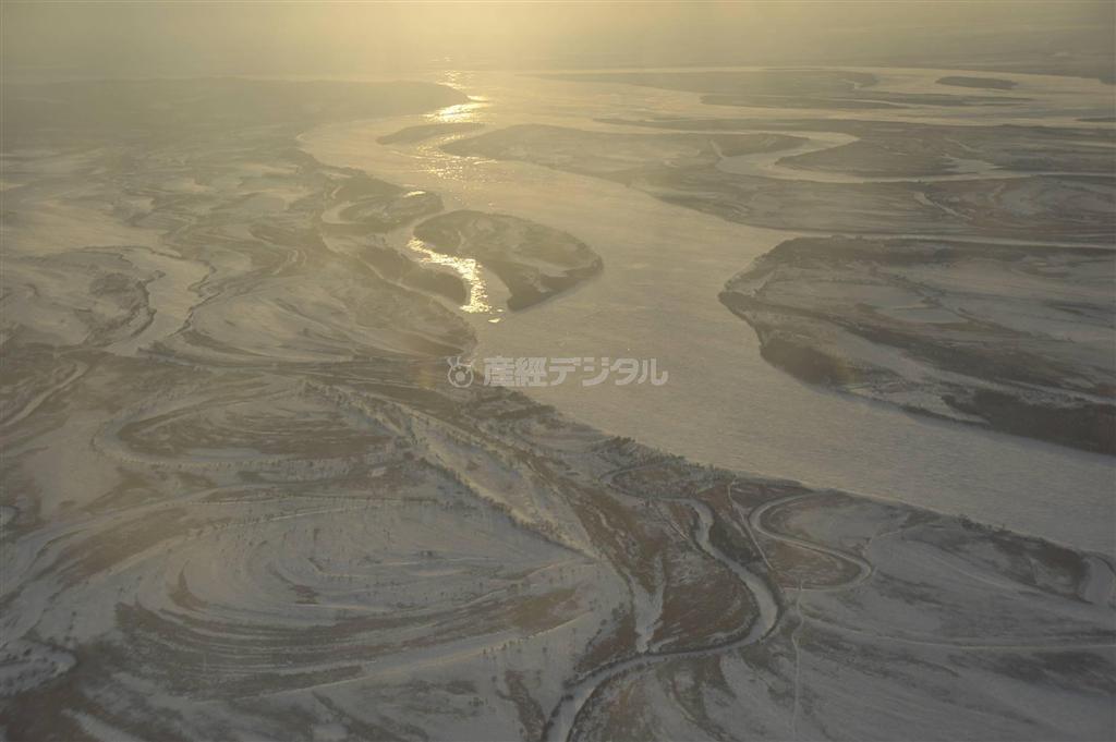 ハバロフスク付近を流れるアムール川。広く蛇行する本流の周辺には湿地や三日月湖が広がる＝２０１３年３月１１日、ロシア・クラスヌィ・ヤール村（伊藤健次さん撮影）