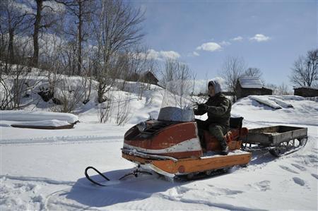 ロシア製のスノーモービルで薪集めに向かうヤーシャ＝２０１３年３月１３日、ロシア・クラスヌィ・ヤール村（伊藤健次さん撮影）