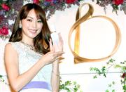 資生堂が５月に発売する「ベネフィーク」のスキンケア製品。発表会でモデルの蛯原友里さんがアピールした＝２月２５日、東京都墨田区