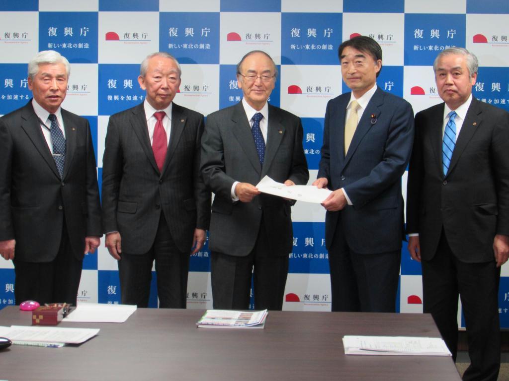 根本匠復興相（右から２人目）に震災復興加速の要望書を手渡す日本商工会議所の三村明夫日商会頭（右から３人目）ら＝3日、東京都内の復興庁、早坂礼子撮影