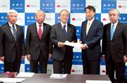根本匠復興相（右から２人目）に震災復興加速の要望書を手渡す日本商工会議所の三村明夫日商会頭（右から３人目）ら＝3日、東京都内の復興庁、早坂礼子撮影