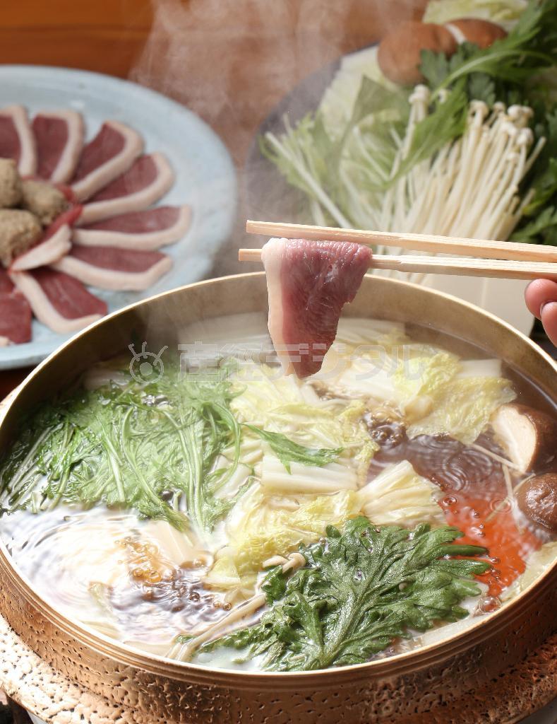 鴨鍋（１人前５０００円）は、まず鴨肉をさっとくぐらせて一口。だしに鴨のうまみが染み出し、たっぷりの京野菜がさらに味わいを増す。あたたかな湯気もごちそうのうち（恵守乾撮影）