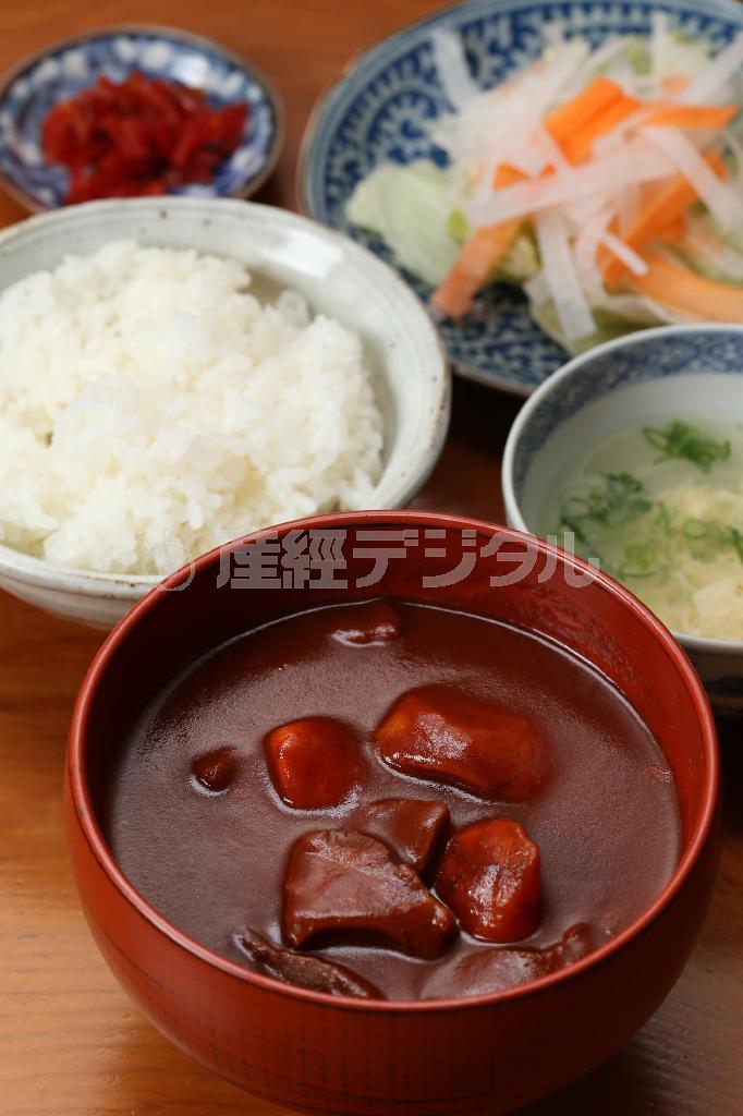 和食の料理人が作る洋食をテーマにしたお昼の定食、タンシチュー１２００円（ご飯とスープ、サラダつき）。洋食でありながらさらりとした味わいで、ボリュームはたっぷり