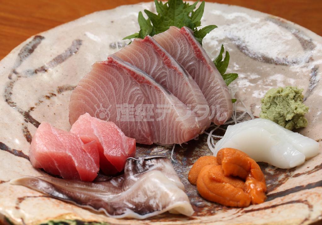 天然魚の盛り合せ（１８００円）は、中央市場で仕入れられた新鮮なブリ、マグロ、トリガイ、ウニ、イカ。季節ごとに旬の魚が出される