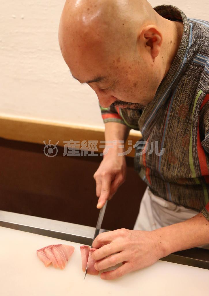 包丁をふるう青木弘さん。「京料理の敷居を少しでも低くして、京都を訪れる人に少しでも得した気分で帰ってもらいたい」＝２０１４年２月１８日、京都市左京区（恵守乾撮影）