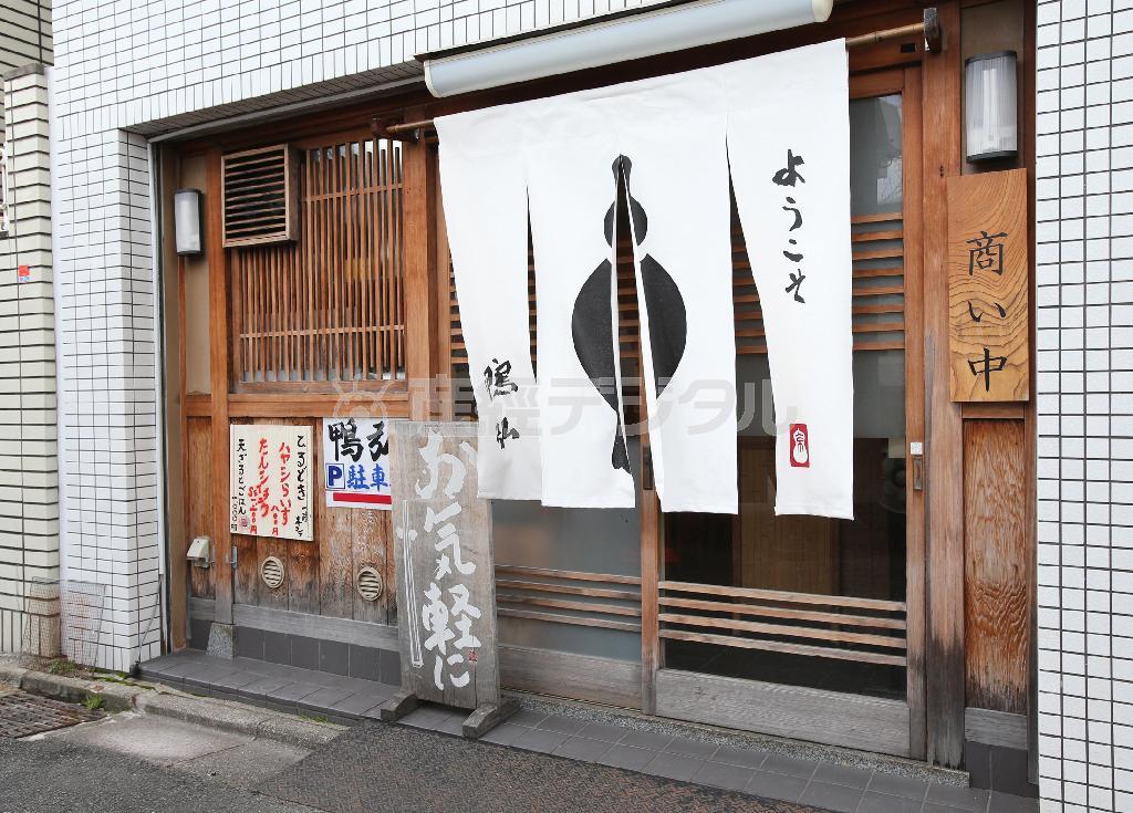 真っ白いのれんがたなびく鴨弘。４月には夷川ダムの沿道に咲く桜を愛でながら訪れることができる＝２０１４年２月１８日、京都市左京区