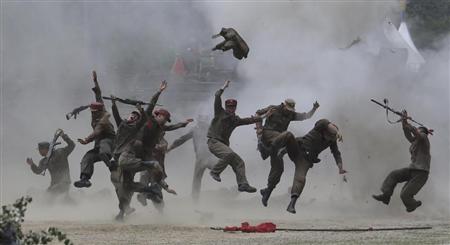 昨年、朝鮮戦争勃発６０周年で実施された当時の戦闘再現イベントに参加する韓国軍兵士。苦境に陥った経済で、国民の生活は吹き飛ばされそうな勢いだ（ＡＰ）