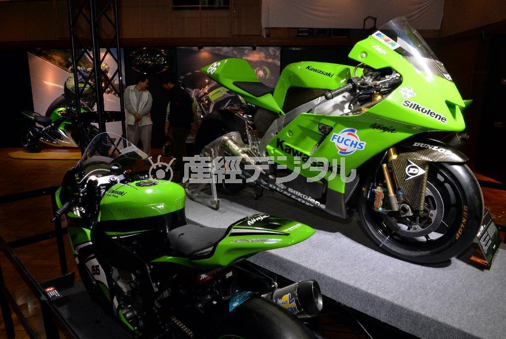 「モーターサイクルニンジャフェア」展示される川崎重工のバイク「ニンジャ」のレーシングマシン＝神戸市中央区のカワサキワールド（頼光和弘撮影）