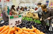 大雪によって価格が高騰した野菜を１～５割引きで販売するイオンのセール＝４日、東京都品川区のイオン品川シーサイド店