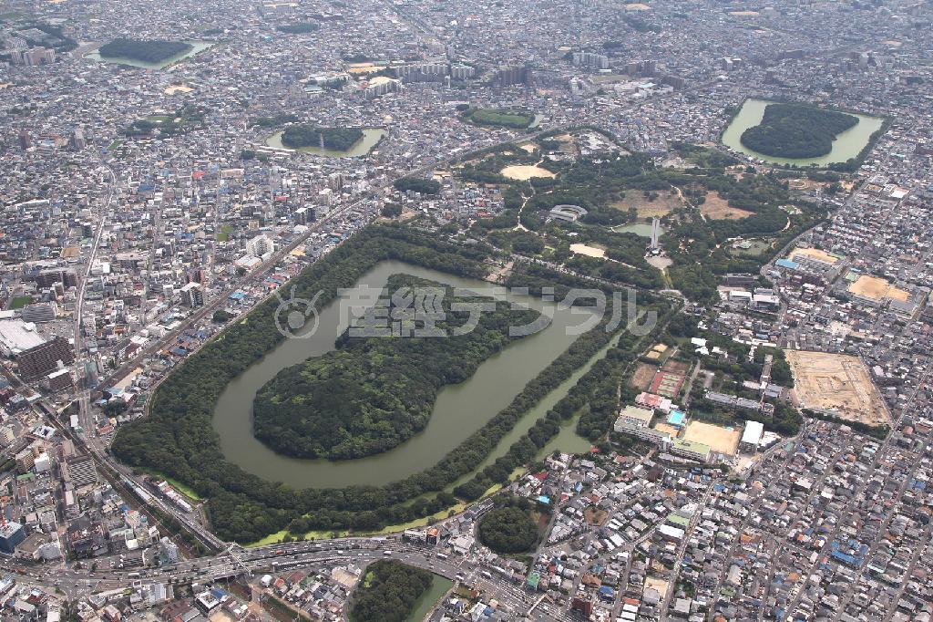 堺市が世界遺産登録を目指している「百舌鳥（もず）・古市（ふるいち）古墳群」の仁徳天皇陵＝２０１２（平成２４）年８月２７日、大阪府堺市（恵守乾撮影）
