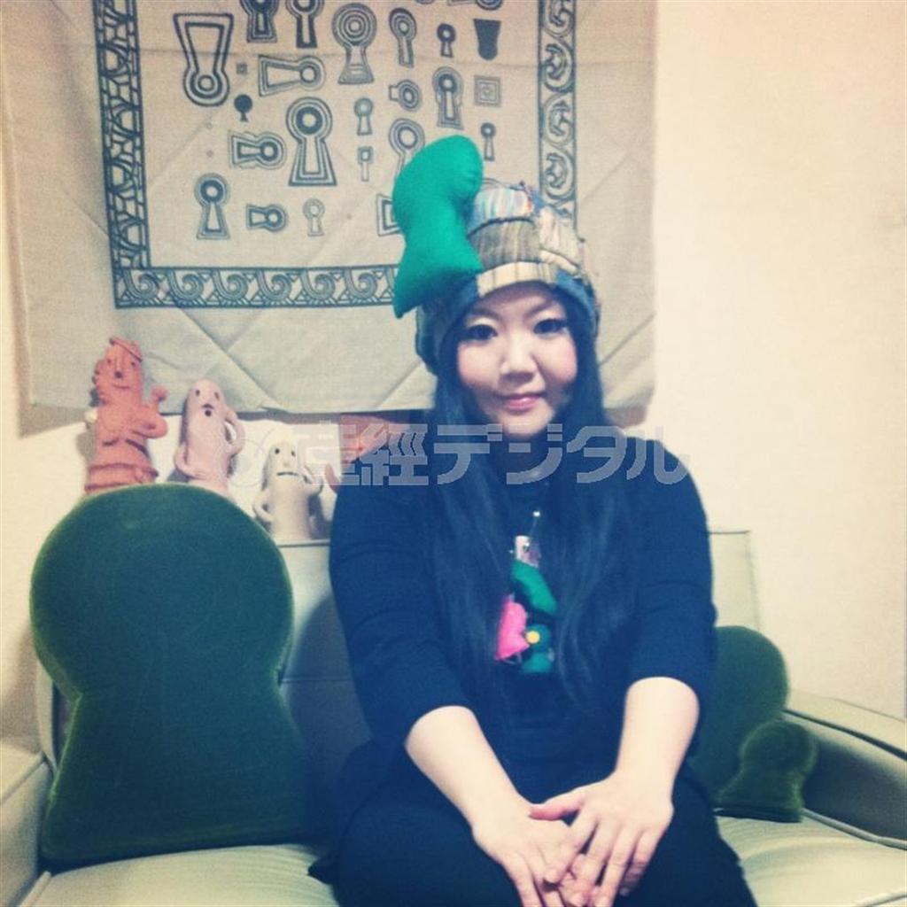 古墳グッズに囲まれる、シンガー・ソングライターで古墳シンガーのまりこふんさん（本人提供）