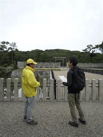 仁徳天皇陵前での定点ガイドの様子＝２０１３（平成２５）年１０月１８日、大阪府堺市（関西大学＿有志学生記者撮影）