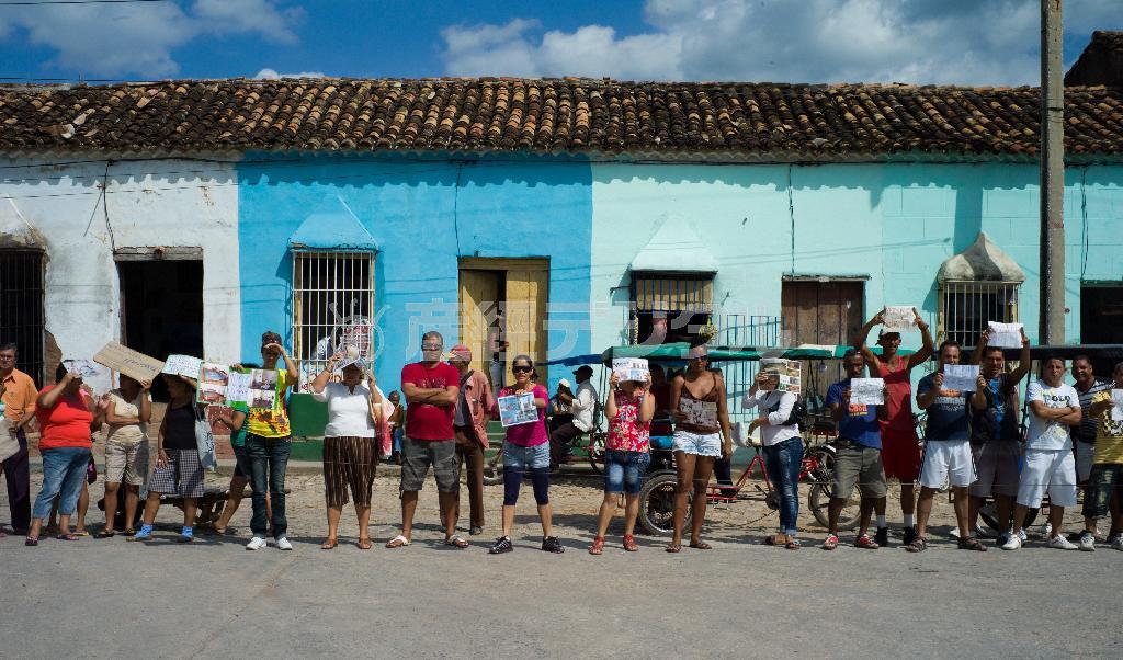 ターミナルにバスが到着し、一斉に呼び込みが始まる＝キューバ・トリニダ（緑川真実さん撮影）