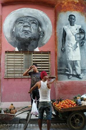 首都ハバナの街中で果物や野菜を販売する行商。バックには見事なストリートアートが描かれていた＝キューバ（緑川真実さん撮影）