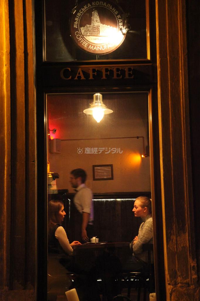 カフェでくつろぐ女性客。映画の一シーンのようだ＝２０１３年１２月４日、ウクライナ・リビウ州リビウ（佐々木正明撮影）